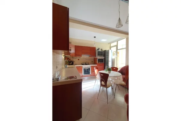 Shtepi me qera Apartament ne Tirane, 2+1, Mobilimi E mobiluar, Pagesa 800  Euro.