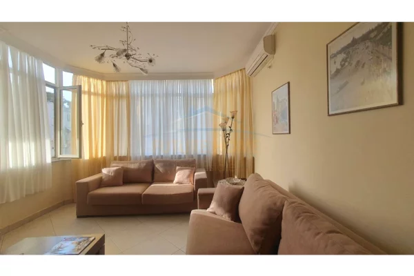 Shtepi me qera Apartament ne Tirane, 2+1, Mobilimi E mobiluar, Pagesa 800  Euro.