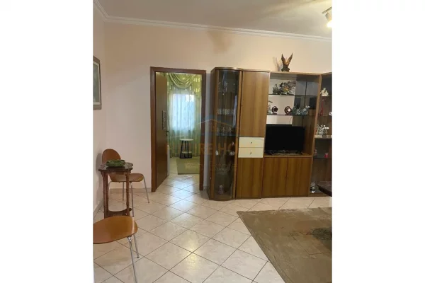 Shtepi me qera Apartament ne Tirane, 2+1, Mobilimi E mobiluar, Pagesa 75,000  Leke.