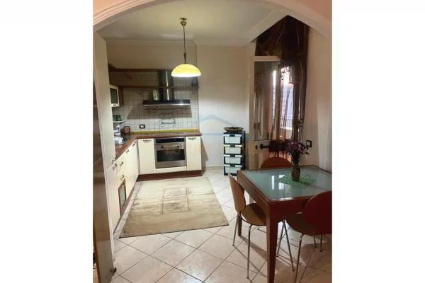 Shtepi me qera Apartament ne Tirane, 2+1, Mobilimi E mobiluar, Pagesa 75,000  Leke.