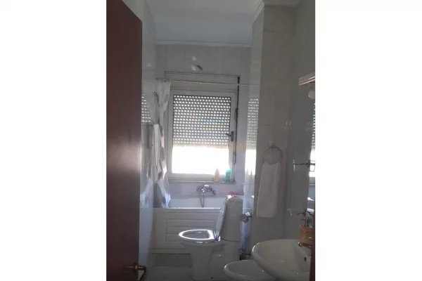 Shtepi me qera Apartament ne Tirane, 2+1, Mobilimi E mobiluar, Pagesa 75,000  Leke.