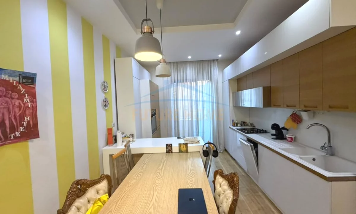 Shtepi me qera Apartament ne Tirane, 2+1, Mobilimi E mobiluar, Pagesa 800  Euro.