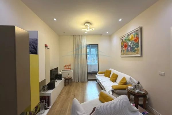 Shtepi me qera Apartament ne Tirane, 2+1, Mobilimi E mobiluar, Pagesa 800  Euro.