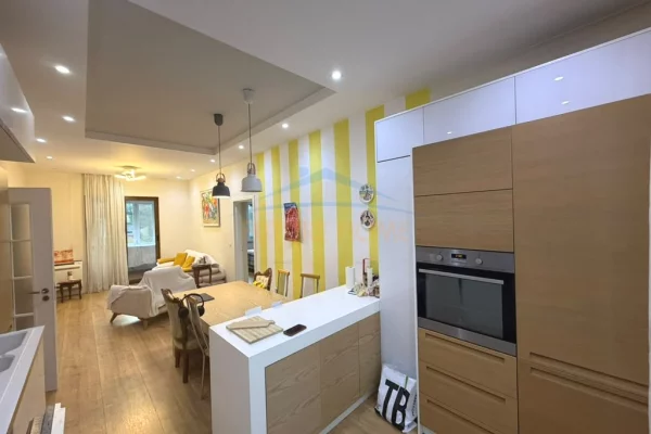 Shtepi me qera Apartament ne Tirane, 2+1, Mobilimi E mobiluar, Pagesa 800  Euro.