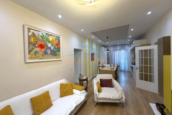 Shtepi me qera Apartament ne Tirane, 2+1, Mobilimi E mobiluar, Pagesa 800  Euro.