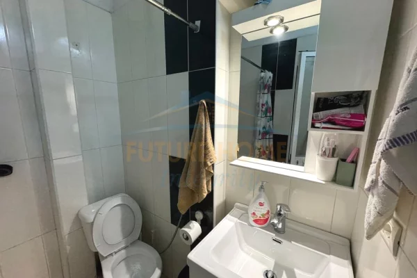 Shtepi ne shitje Apartament ne Tirane, 1+1, Mobilimi E mobiluar, Pagesa 150,000  Euro.