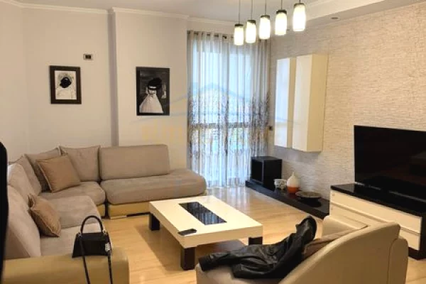 Shtepi me qera Apartament ne Tirane, 2+1, Mobilimi E mobiluar, Pagesa 900  Euro.