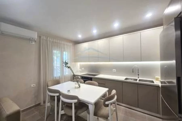 Shtepi me qera Apartament ne Tirane, 2+1, Mobilimi E mobiluar, Pagesa 60,000  Leke.