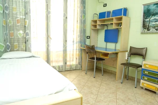 Shtepi me qera Apartament ne Tirane, 3+1, Mobilimi E mobiluar, Pagesa 1,000  Euro.