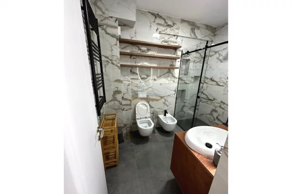 Shtepi me qera Apartament ne Tirane, 2+1, Mobilimi E mobiluar, Pagesa 1,300  Euro.