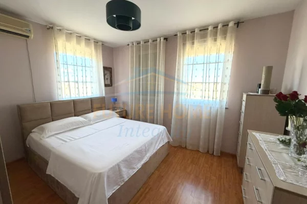 Shtepi ne shitje Apartament ne Tirane, 2+1, Mobilimi E mobiluar, Pagesa 198,000  Euro.