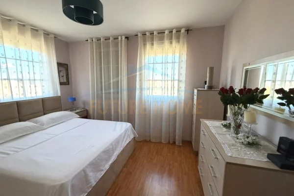Shtepi ne shitje Apartament ne Tirane, 2+1, Mobilimi E mobiluar, Pagesa 198,000  Euro.