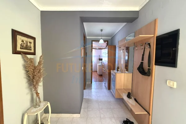 Shtepi ne shitje Apartament ne Tirane, 2+1, Mobilimi E mobiluar, Pagesa 198,000  Euro.