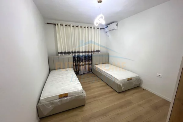 Shtepi me qera Apartament ne Tirane, 3+1, Mobilimi E mobiluar, Pagesa 95,000  Leke.