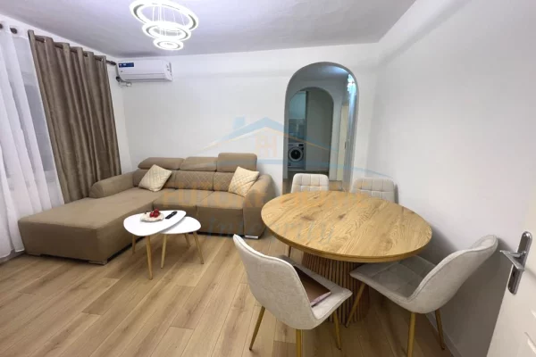 Shtepi me qera Apartament ne Tirane, 3+1, Mobilimi E mobiluar, Pagesa 95,000  Leke.