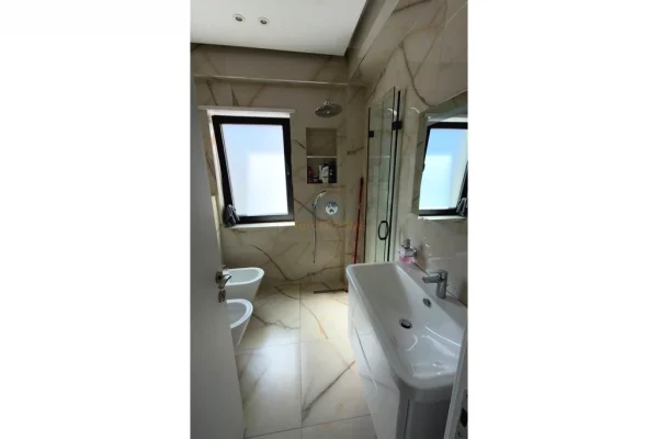 Shtepi me qera Apartament ne Tirane, 2+1, Mobilimi E mobiluar, Pagesa 1,000  Euro.