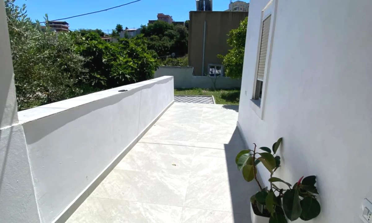Shtepi ne shitje Shtepi Private ne Durres, 3+1, Mobilimi Bosh, pa mobiluar, Pagesa 150,000  Euro.
