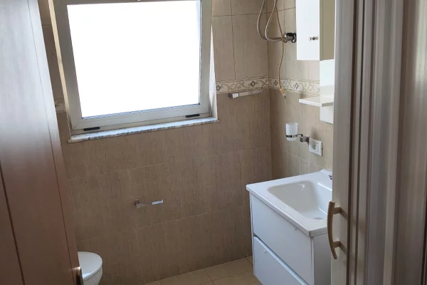 Shtepi me qera Apartament ne Tirane, 2+1, Mobilimi E mobiluar, Pagesa 70,000  Leke.