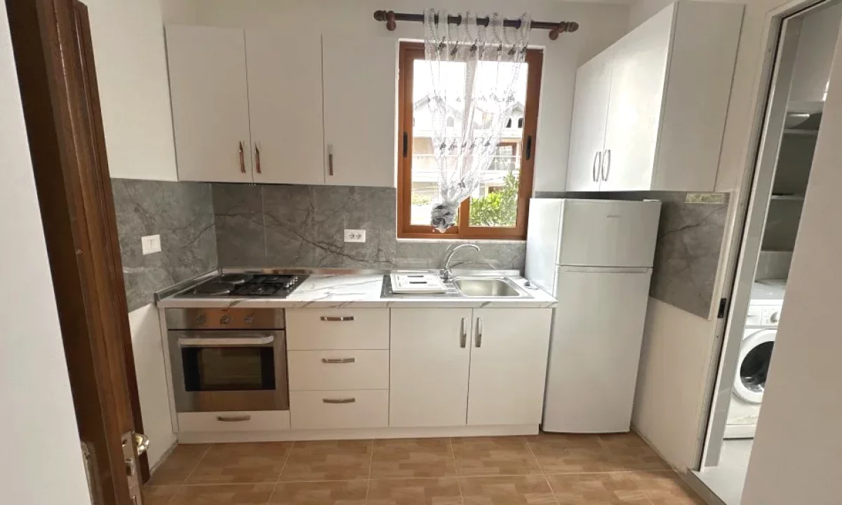 Shtepi me qera Shtepi Private ne Tirane, 1+1, Mobilimi E mobiluar, Pagesa 45,000  Leke.