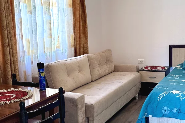 Shtepi me qera Shtepi Private ne Tirane, 1+1, Mobilimi E mobiluar, Pagesa 45,000  Leke.
