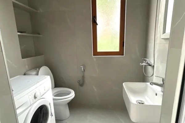 Shtepi me qera Shtepi Private ne Tirane, 1+1, Mobilimi E mobiluar, Pagesa 45,000  Leke.