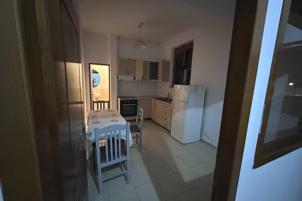 Shtepi me qera Apartament ne Tirane, 1+1, Mobilimi Pjeserisht e mobiluar, Pagesa 300  Euro.