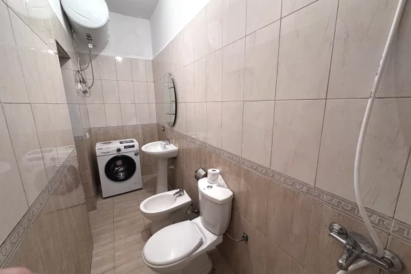 Shtepi me qera Apartament ne Tirane, 1+1, Mobilimi Pjeserisht e mobiluar, Pagesa 300  Euro.