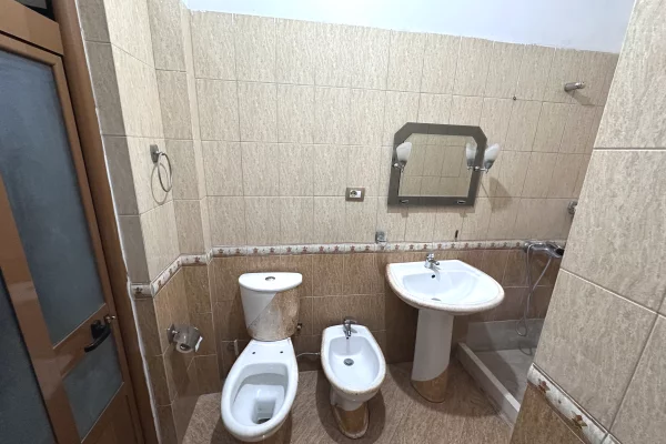 Shtepi me qera Apartament ne Tirane, 1+1, Mobilimi Pjeserisht e mobiluar, Pagesa 300  Euro.