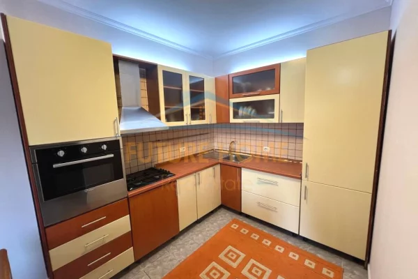 Shtepi me qera Apartament ne Tirane, 2+1, Mobilimi E mobiluar, Pagesa 600  Euro.