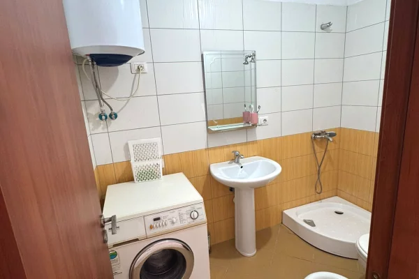 Shtepi me qera Apartament ne Tirane, 2+1, Mobilimi E mobiluar, Pagesa 40,000  Leke.