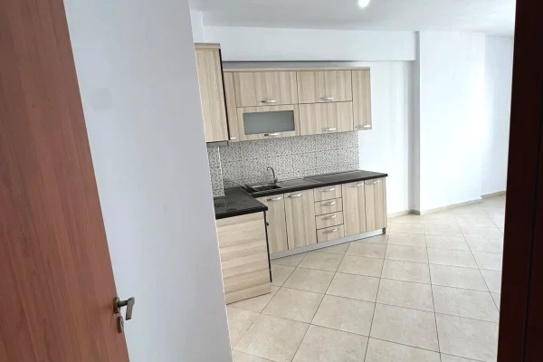 Shtepi me qera Apartament ne Tirane, 2+1, Mobilimi E mobiluar, Pagesa 40,000  Leke.