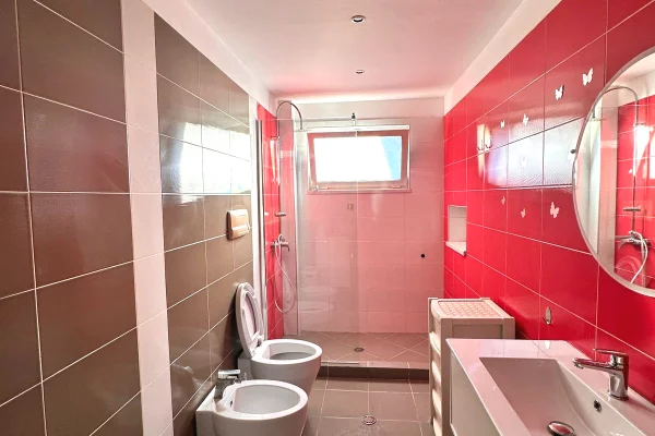 Shtepi me qera Apartament ne Tirane, 2+1, Mobilimi E mobiluar, Pagesa 650  Euro.