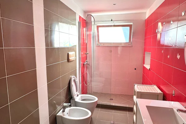 Shtepi me qera Apartament ne Tirane, 2+1, Mobilimi E mobiluar, Pagesa 650  Euro.
