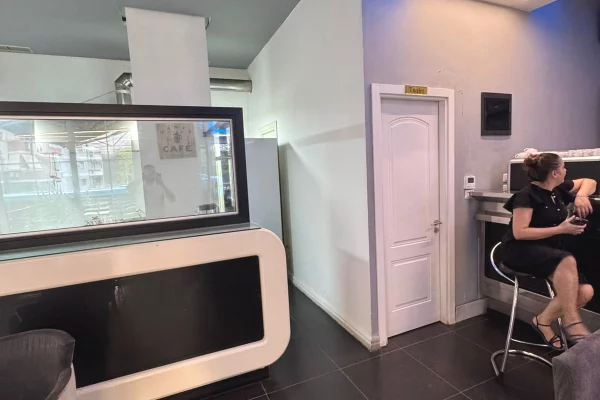 Ambient biznesi me qera 2+1 ne Tirane - 1,000 Euro