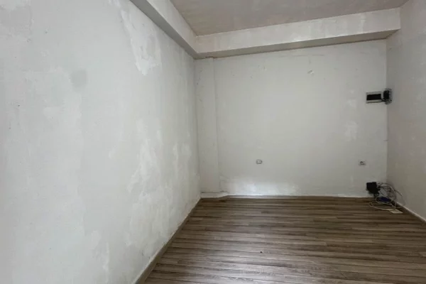 AMBIENT 50m2 ME QIRA – RRUGA E KAVAJES