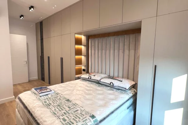 Shtepi me qera Apartament ne Tirane, 2+1, Mobilimi E mobiluar, Pagesa 1,000  Euro.