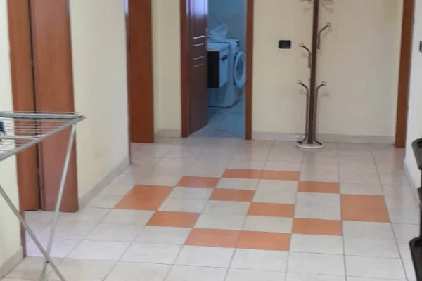 Shtepi me qera Apartament ne Tirane, 3+1, Mobilimi E mobiluar, Pagesa 600  Euro.
