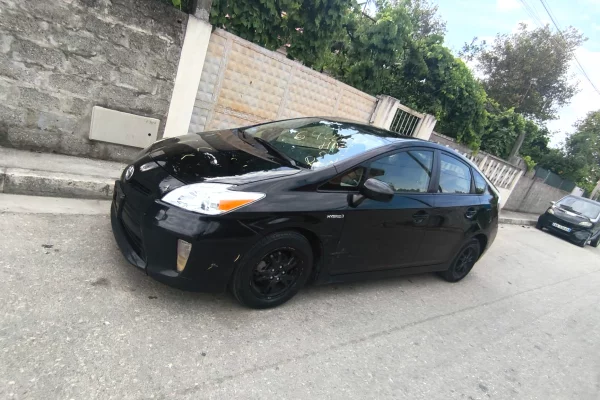 Cars for sale in Fier, Toyota, 2013 Benzine,Kambio Automatik Payment 2,000  Euro.
