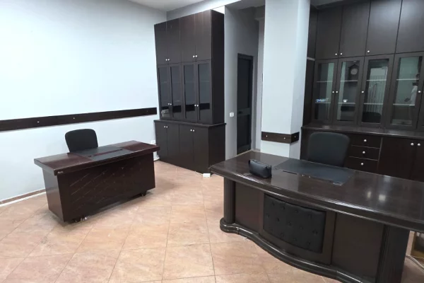 ZYRE ME QERA 50m2 - GJYKATA E TIRANES(ISH EKSPOZITA)
