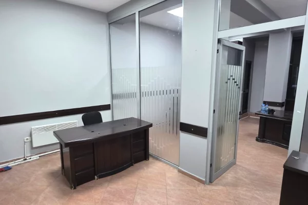 ZYRE ME QERA 50m2 - GJYKATA E TIRANES(ISH EKSPOZITA)