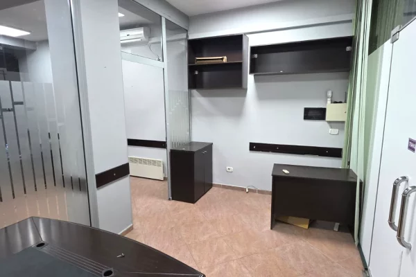 Ambient biznesi me qera 3+1 ne Tirane - 45,000 Leke