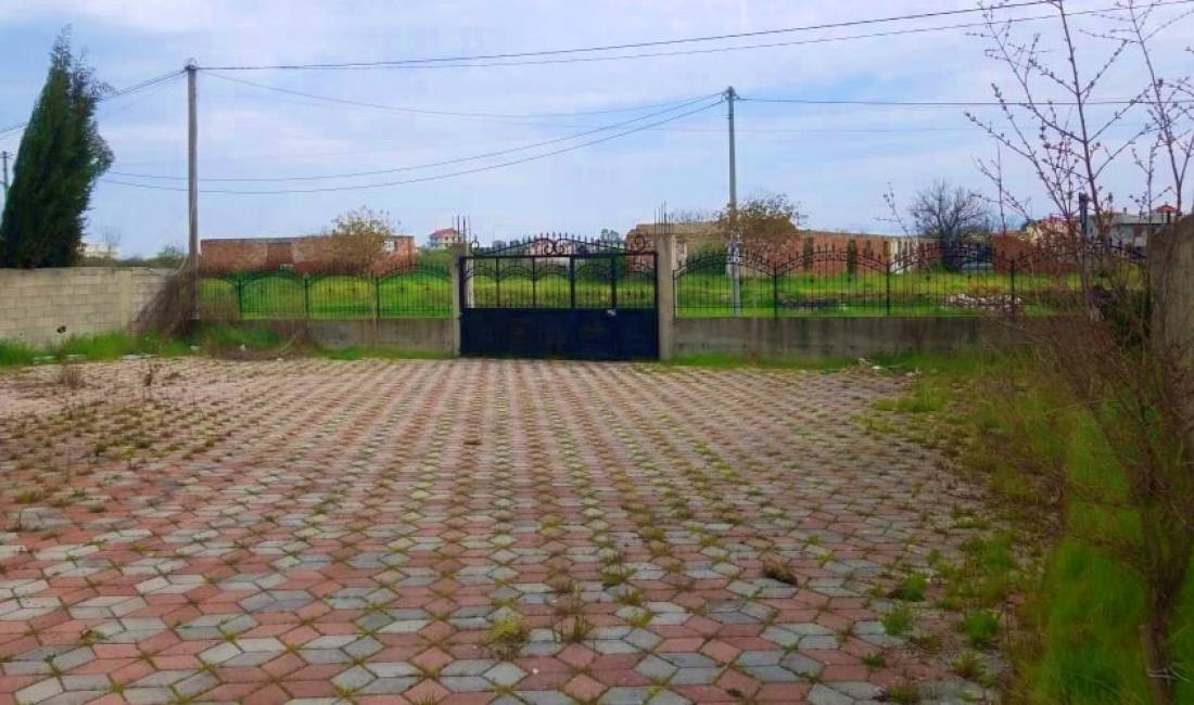 Jepet ambjenti dhe sheshi pereth me qera