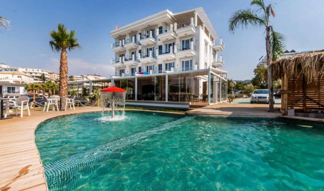 Offerte di lavoro a Santa Quaranta, Profession Kuzhinier, Ndihmes/e kamarier, Hostes , , Pagamento 1,000  Euro.