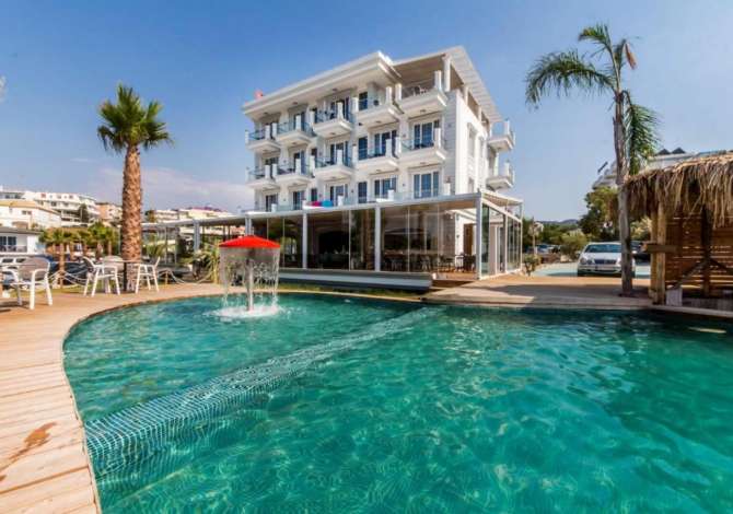 Offerte di lavoro a Santa Quaranta, Profession Kuzhinier, Ndihmes/e kamarier, Hostes , , Pagamento 1,000  Euro.