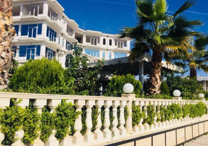 Njoftime Pune per Kamarier/e, Sanitare ne Durres