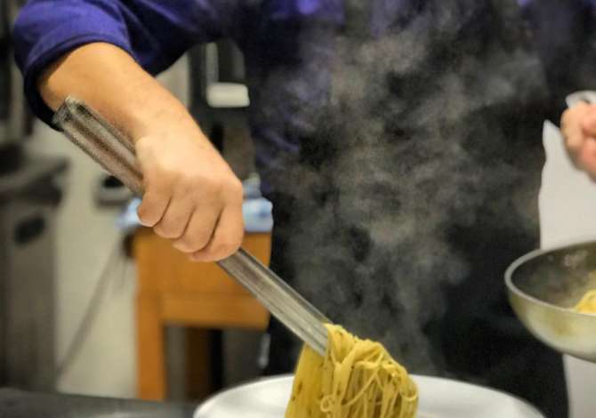 Njoftime Pune per Kuzhinier/e, Ndihmes/e kuzhinier, Kamarier/e ne Tirane