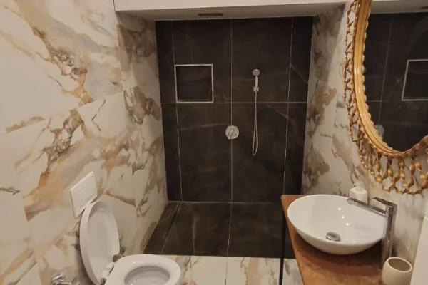 Shtepi me qera Apartament ne Tirane, 2+1, Mobilimi E mobiluar, Pagesa 50,000  Leke.
