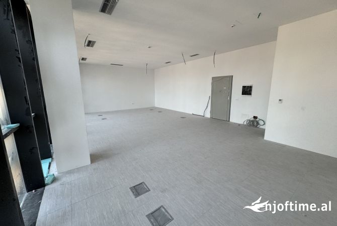 Ambiente Commerciale in Affitto 3+1 a Tirana - 2,000 Euro