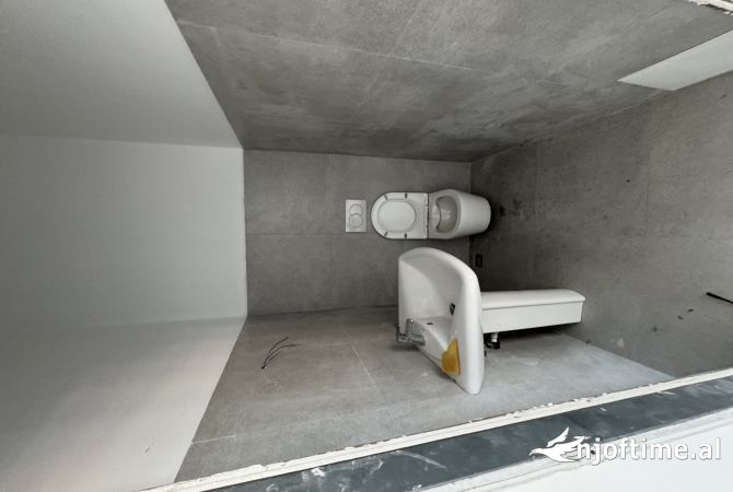 Ambiente Commerciale in Affitto 3+1 a Tirana - 2,000 Euro