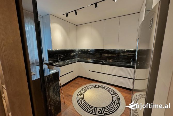 Shtepi me qera Apartament ne Tirane, 3+1, Mobilimi E mobiluar, Pagesa 4,000  Euro.